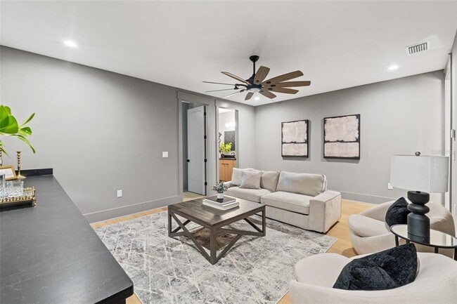 Building Photo - 807 W Park Ave