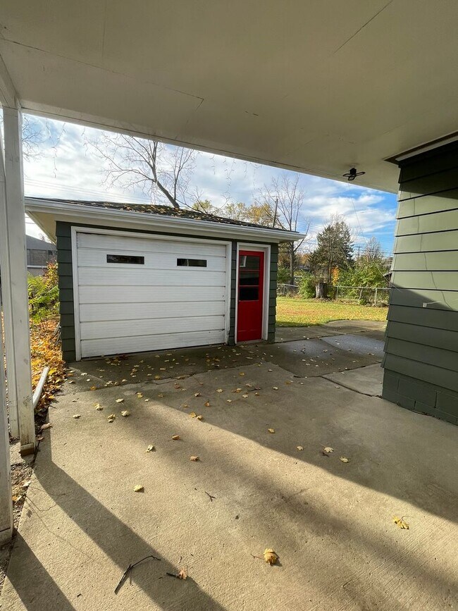 Building Photo - 1450 Marlborough Dr