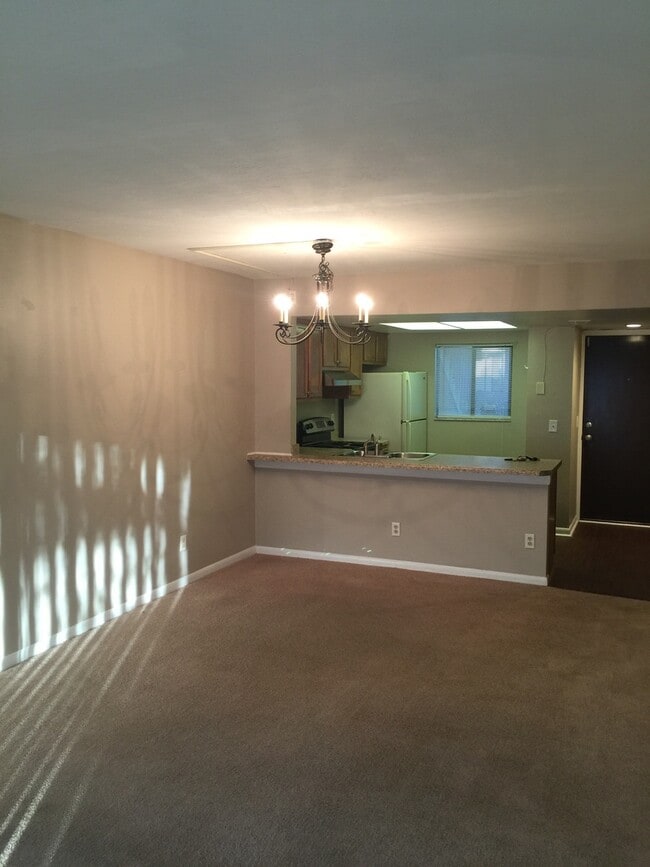 Building Photo - Holly Tree Condominiums