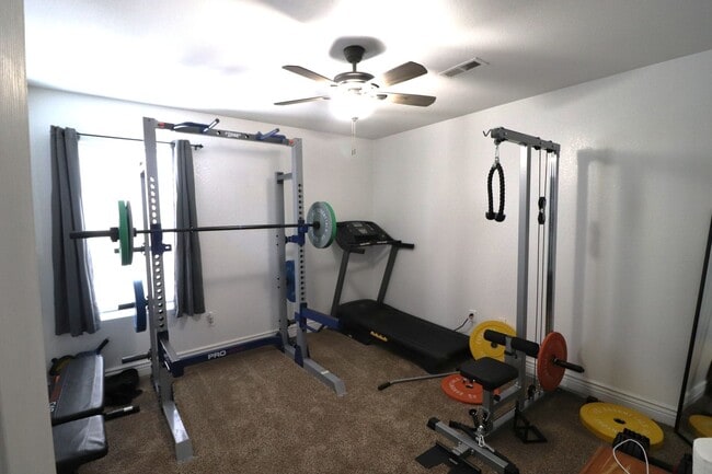 Building Photo - Spacious home for rent!