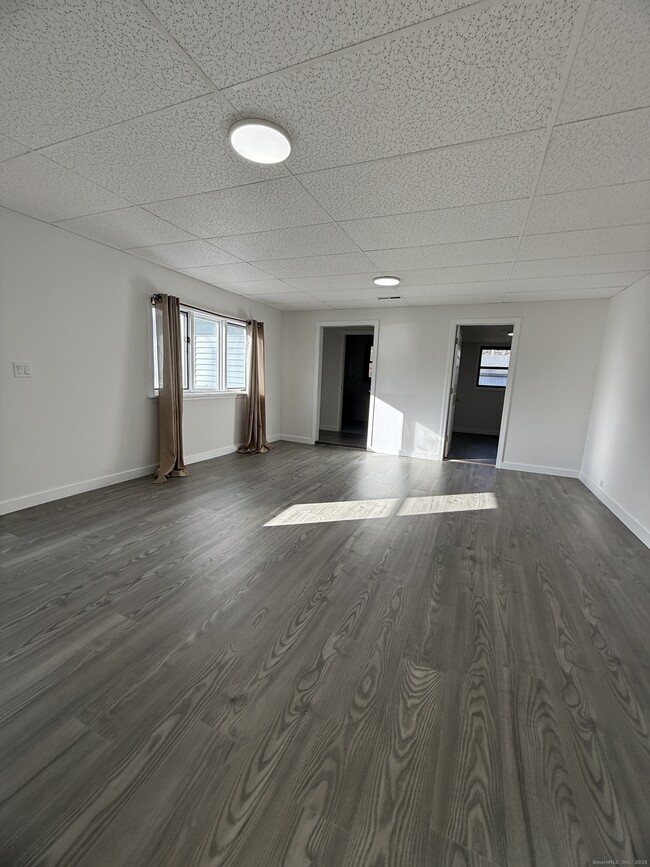 Building Photo - 74 Grove Beach Rd N