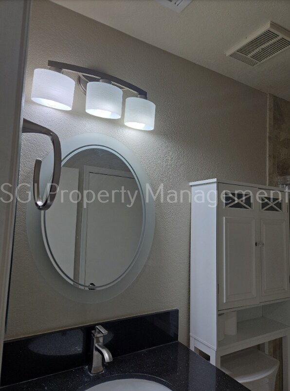 Building Photo - Highly upgraded property close to communit...