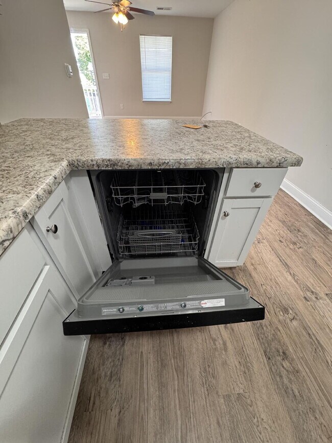 Building Photo - Inquire today on how to get FREE rent!