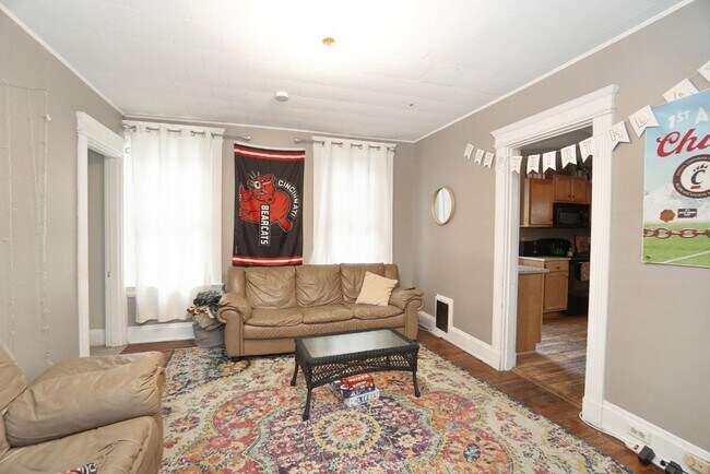 Building Photo - 5 Bedroom/ 2 Bathroom on Fairview Mins. from UC Campus Only $695/pp ($3475/mo)!