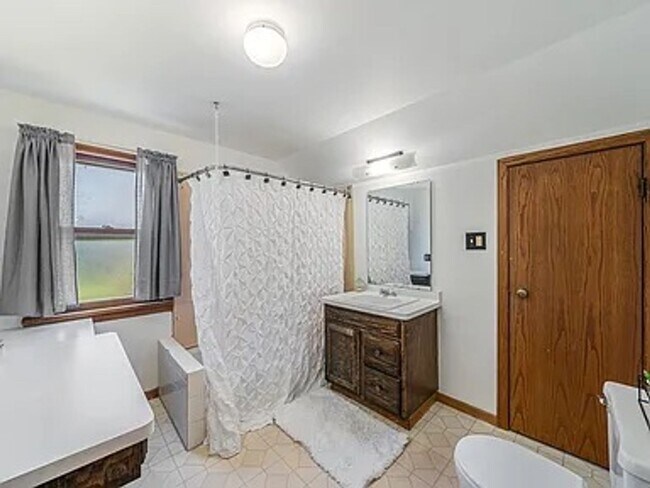 Building Photo - 3 Bed, 1 Bath Single Family Home