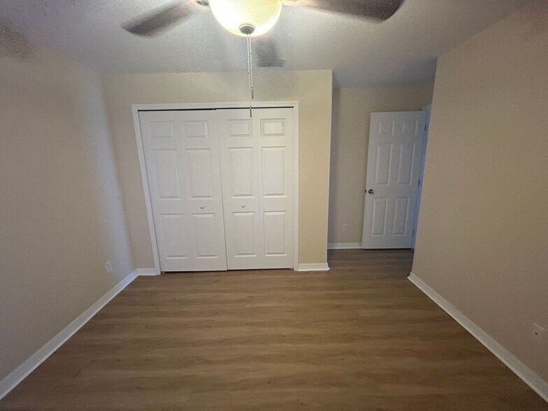 Building Photo - Gorgeous 4/2 wont last long