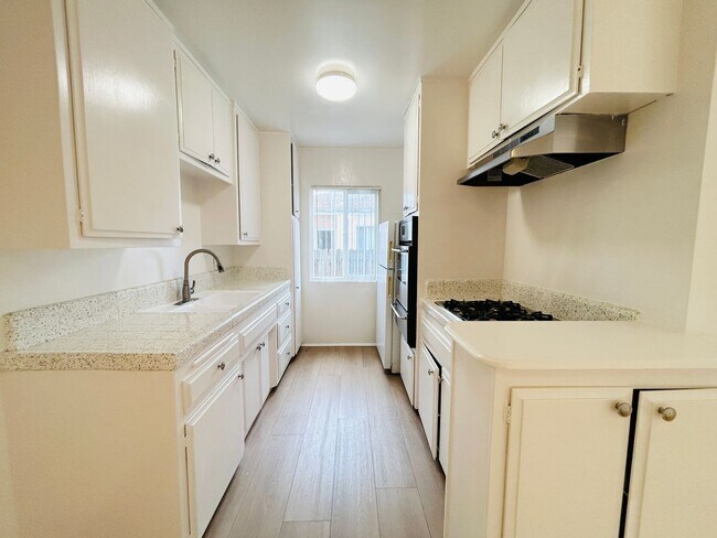 Building Photo - 3645 Kelton Ave