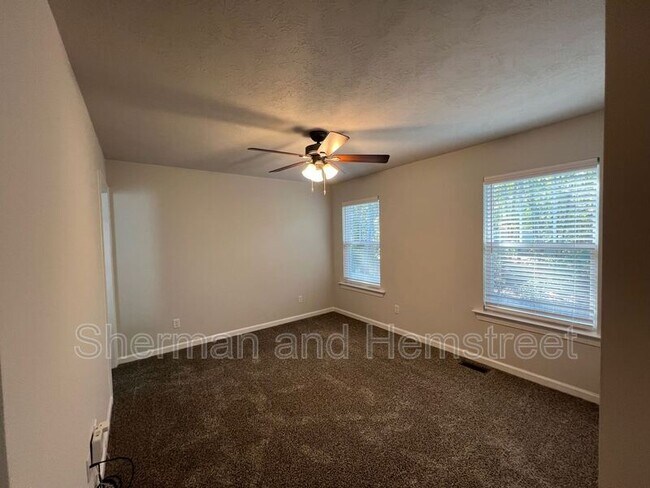 Building Photo - 7058 Hummingbird Dr