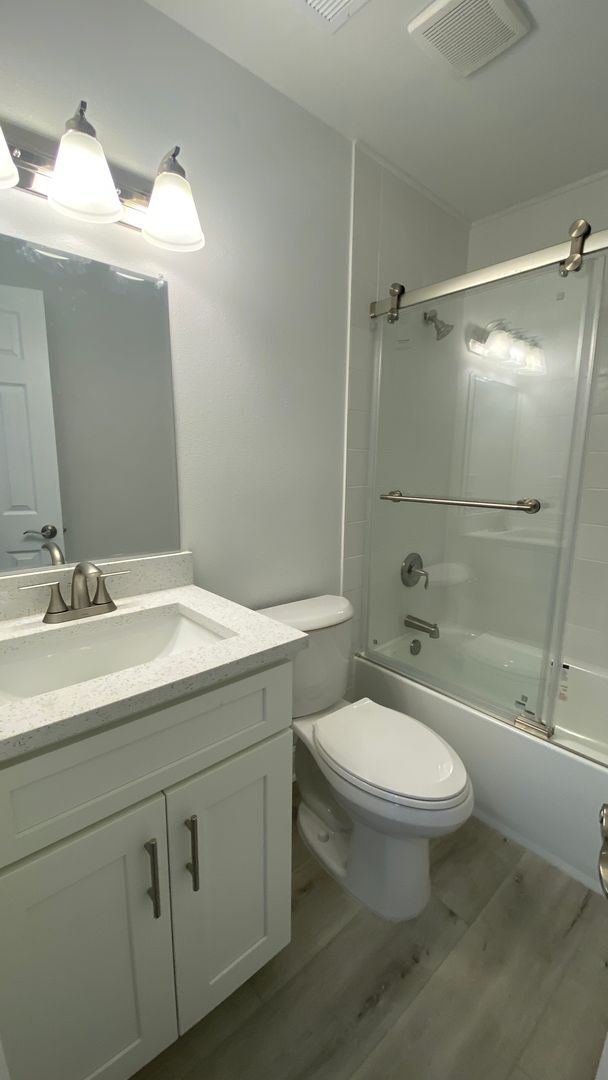 Building Photo - Beautifully Renovated 3/2 Villa in West Br...