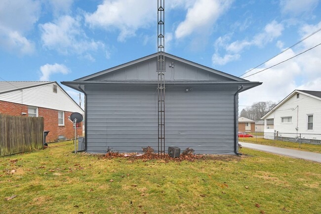 Building Photo - Freshly Renovated Duplex. Upstairs and Downstairs Units Available Now. Schedule a Schedule Today!