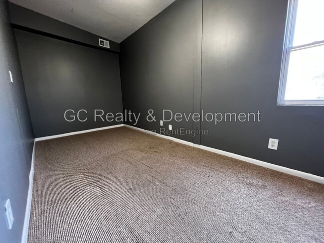 Building Photo - 2840 N Maplewood Ave