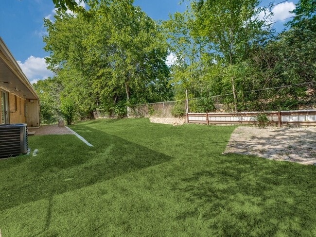 Building Photo - 12 Geraldine Ln