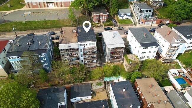 Building Photo - 118 Gladstone St