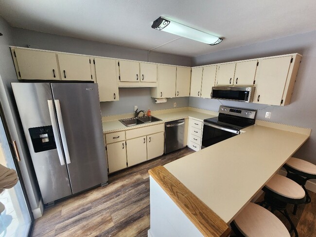 Building Photo - Charming Townhome in Cedar Dunes