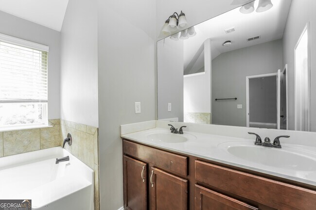 Building Photo - 4948 Longview Run