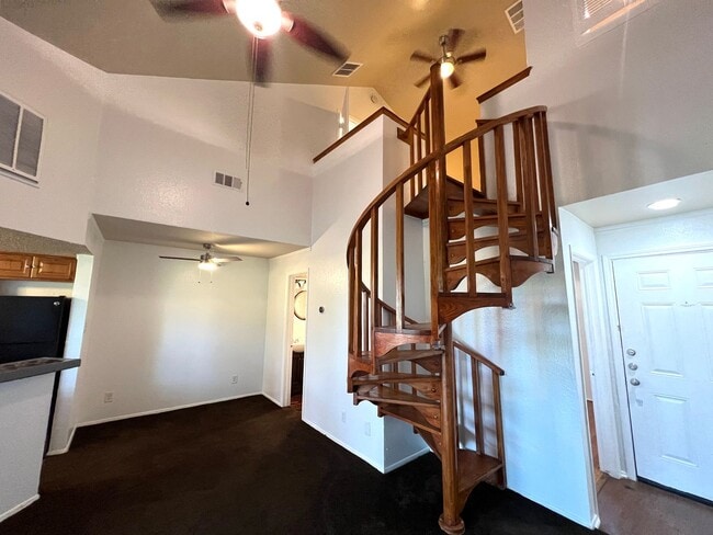 Building Photo - 2 Bedroom 2 Bath Condo Home for rent near Downtown Austin, Top Floor with Balcony, Gated Community