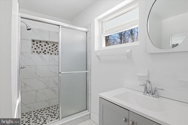 Building Photo - 3033 Sylvan Dr