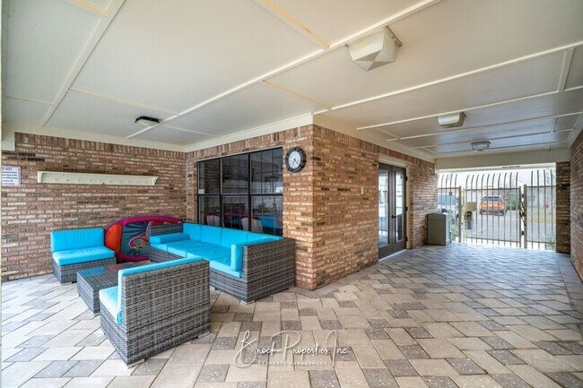 Building Photo - 5001 Grande Dr