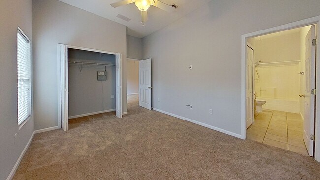 Building Photo - 2 Bed 2 Bath Condo Available in Villa Beauclerc!