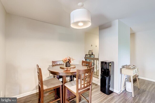 Building Photo - 11260 Chestnut Grove Square