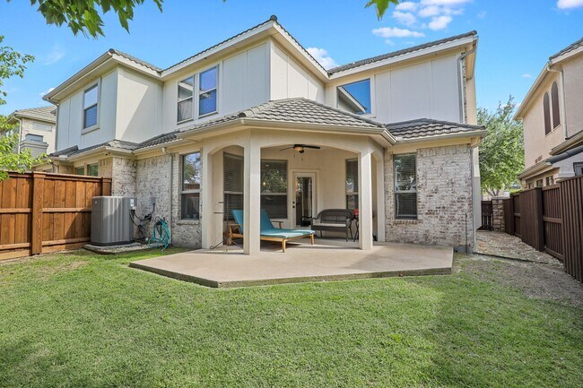 Building Photo - Stunning Townhome in Coves at Columbian Club