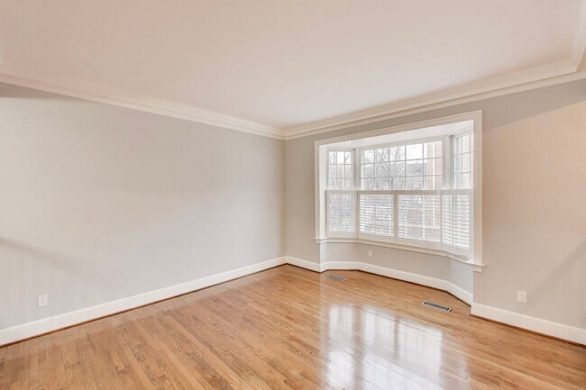 Building Photo - Spectacular 3 Bed + LOFT + 3.5 Bath- Custom Kitchen & Master Retreat w/ Beautiful Updates