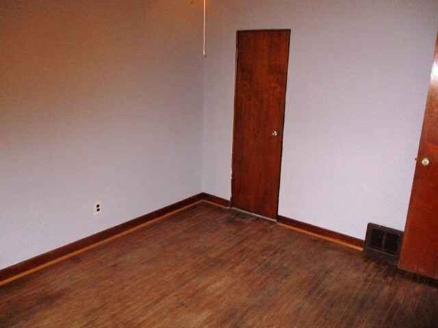 Building Photo - 502 E Willow St