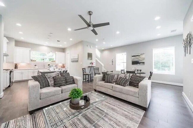 Primary Photo - 1329 Buescher Dr