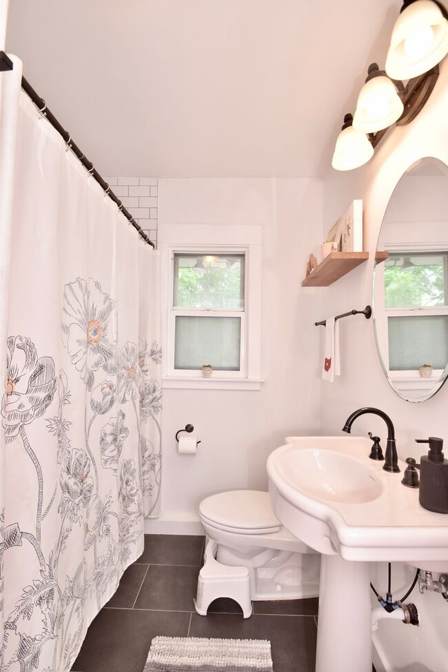 Building Photo - Newly Remodeled 4 Bedroom 2 Bath Home in Salt Lake City!!