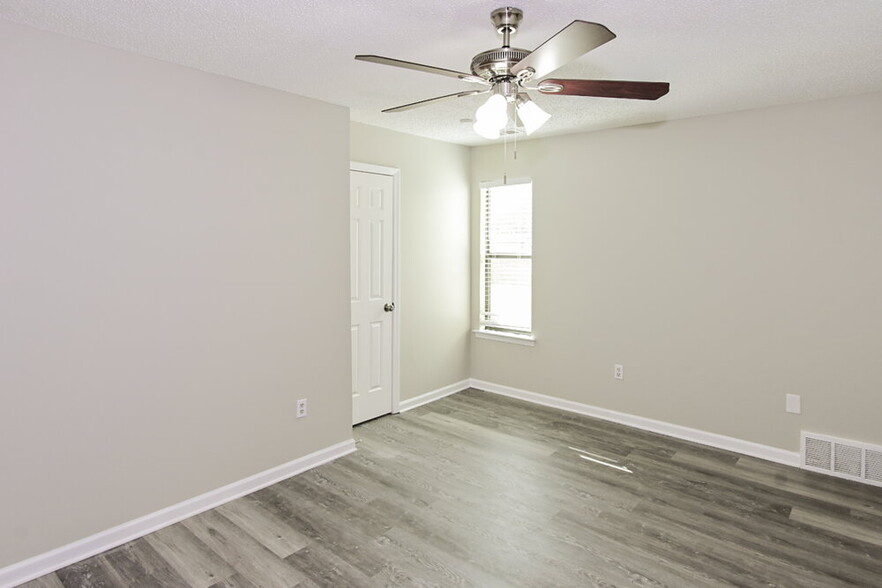 Building Photo - 6801 Bramble Ln
