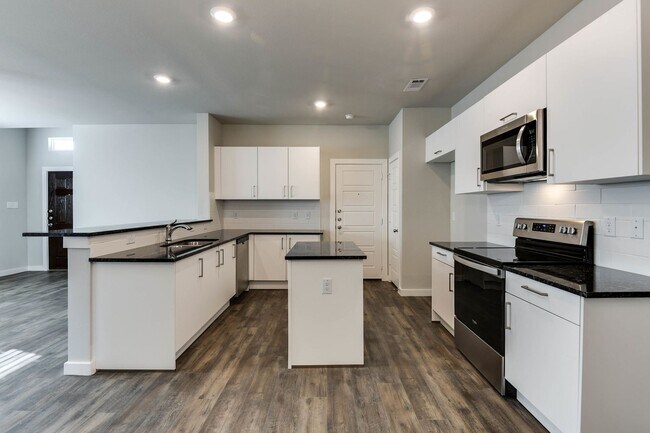Building Photo - 653 Blackland dr