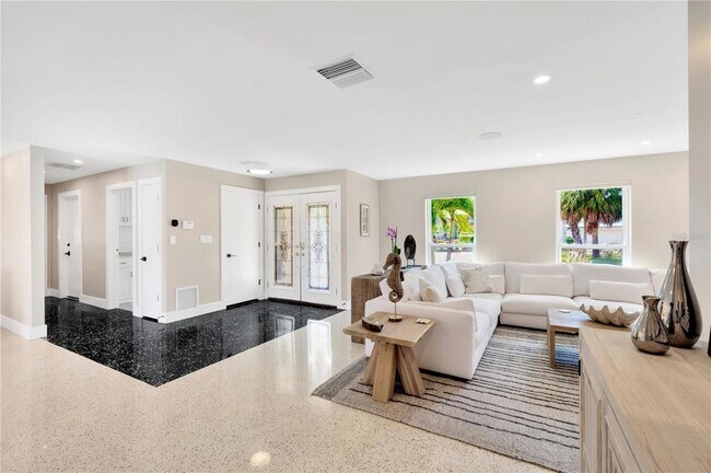 Building Photo - 807 Snug Island