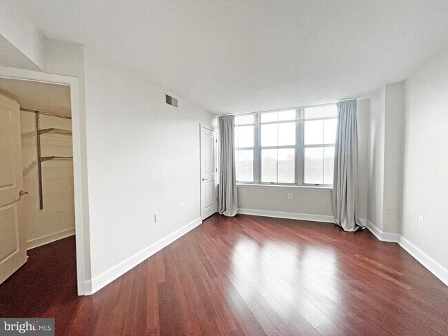 Building Photo - 11800 Sunset Hills Rd