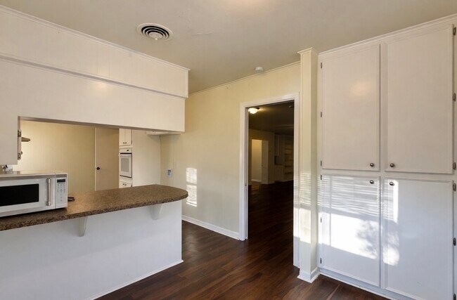 Building Photo - 205 E Crestmont Dr