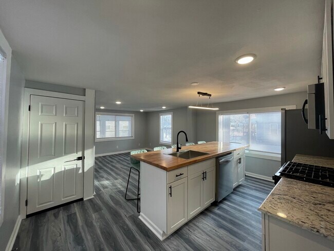 Building Photo - 627 Hawley Ave
