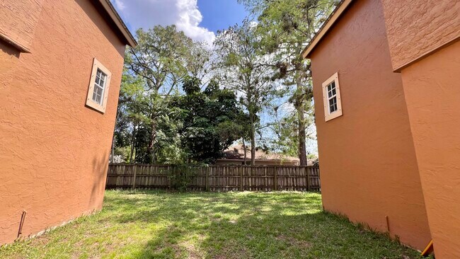 Building Photo - 13982 Morning Glory Dr