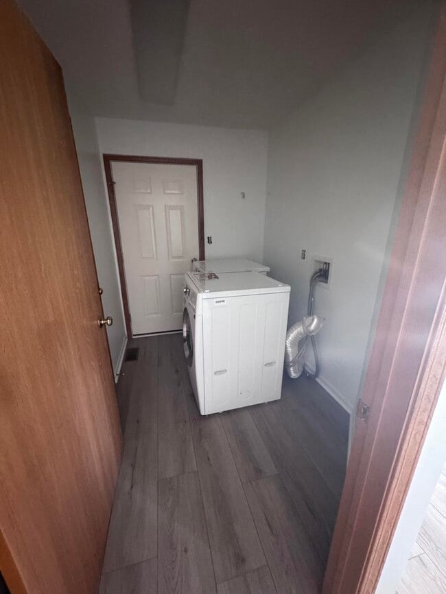 Building Photo - 5 Bd 2.5 Ba
