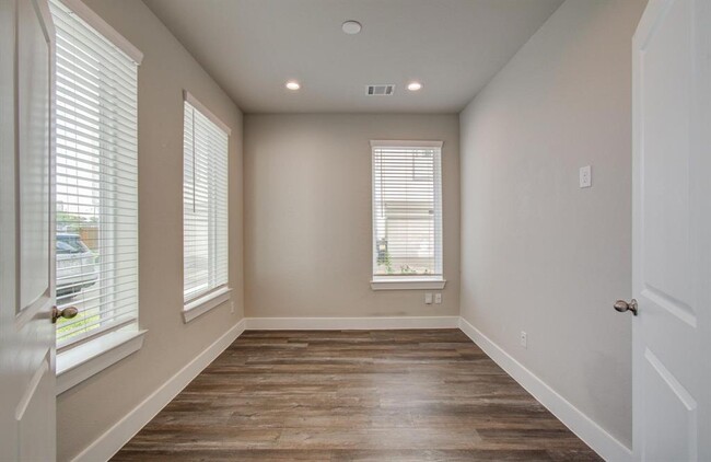 Building Photo - 1741 Cove Cres Ct