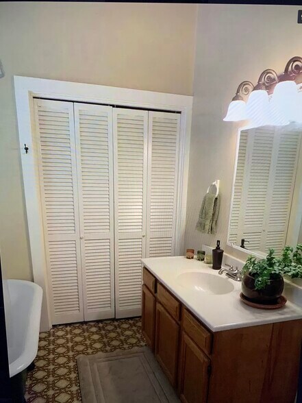 Bathroom - 429 South Auburn
