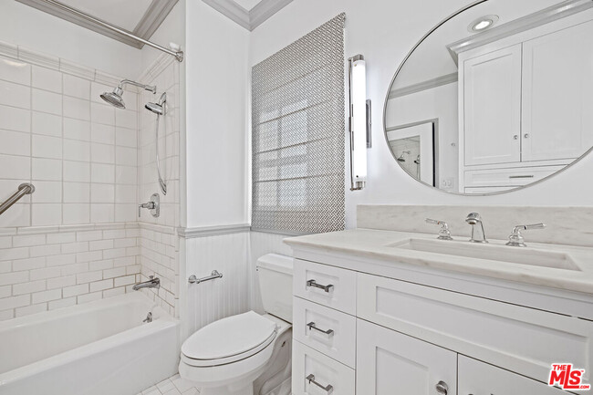 Building Photo - 8901 Rosewood Ave