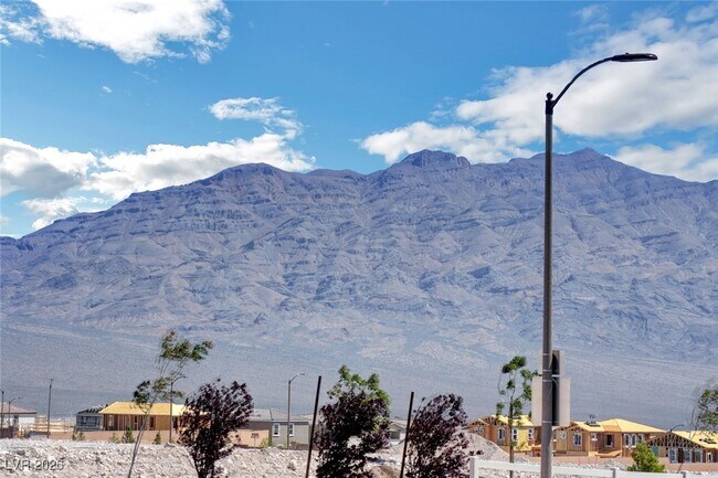 Building Photo - 10625 Mt Jefferson Ave