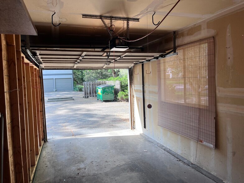 Building Photo - 2600 Parklake Ct