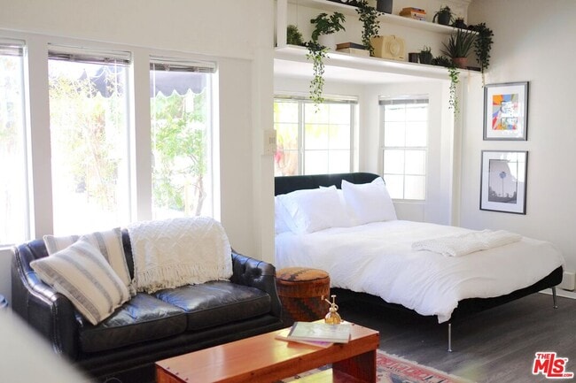 Building Photo - 8998 Lloyd Pl