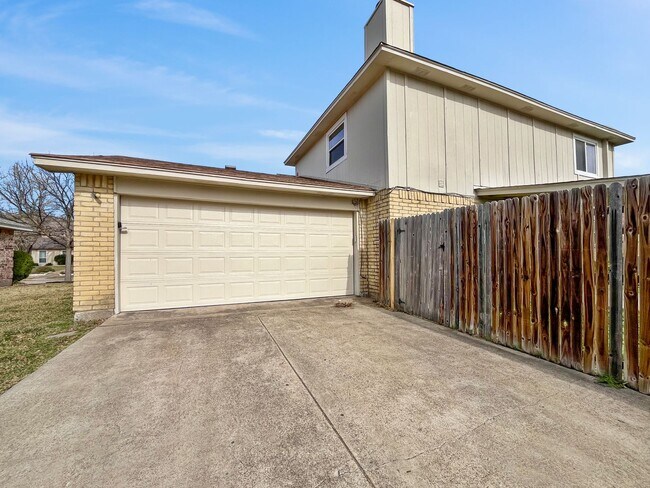 Building Photo - Updated 3-Bed Woodlake Home with Study & Covered Patio