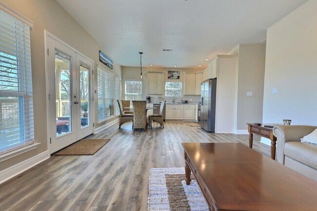 Building Photo - Fully Furnished 2 BD/2 BA Retreat on the B...