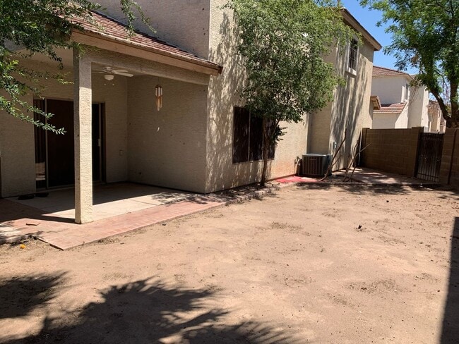 Building Photo - Wonderful 3 bedroom 2.5 bath home located in the golf course community of Western Skies