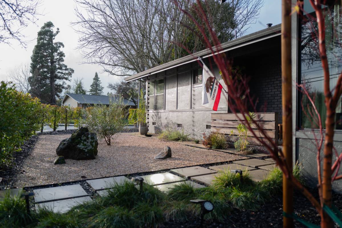 Building Photo - 2440 Redwood Rd