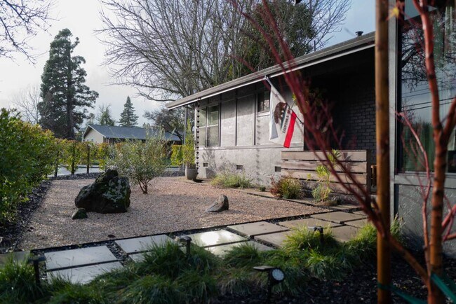 Building Photo - 2440 Redwood Rd