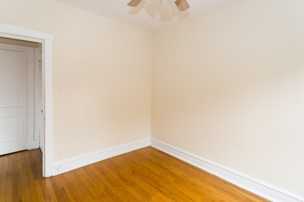 Building Photo - 938 W Cornelia Ave