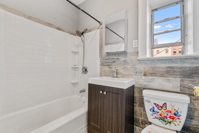 Building Photo - 122 Mallory Ave